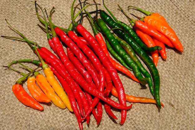 Surowe świeże Czerwone Chili, Zielone Chili, Pieprz Cayenne Na Płótnie. Cabai Merah, Hijau, Capsicum Annuum.