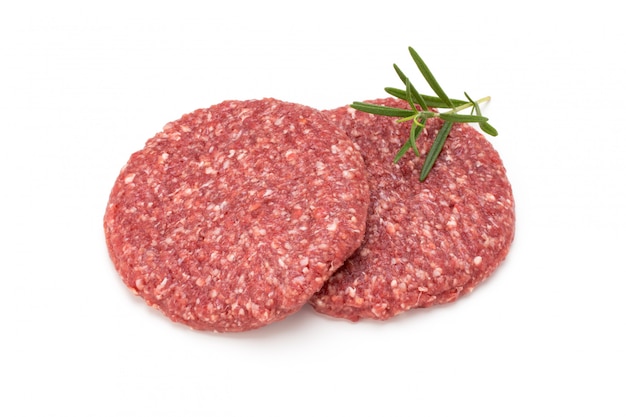 Surowe świeże mięso hamburger na białym tle.