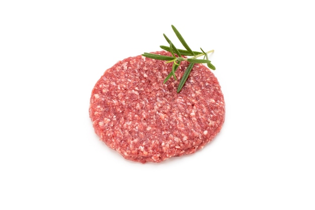 Surowe świeże mięso hamburger na białym tle.