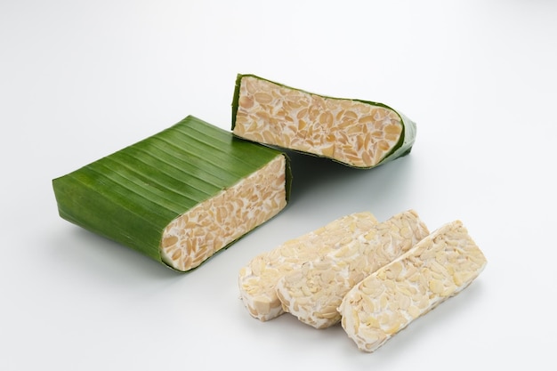 Surowe Tempeh, Tempeh lub Tempe, indonezyjska tradycyjna żywność, zrobiona ze sfermentowanych ziaren soi.
