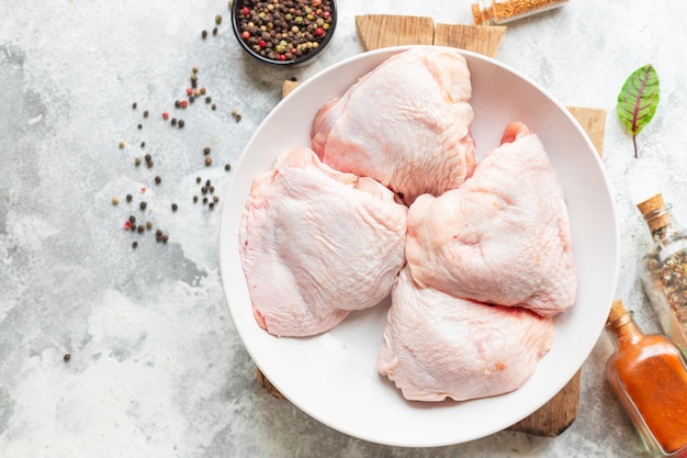 Surowe udo z kurczaka świeże mięso drobiowe udka zdrowy posiłek
