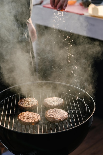 Surowe wegańskie kotlety gotowane na grillu na świeżym powietrzu Zamienniki mięsa na bazie roślin