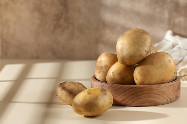 Surowe ziemniaki w misce Koncepcja zbioru żywności ekologicznej