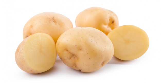 surowe żółte ziemniaki na białym tle