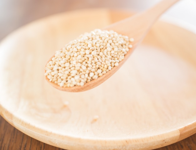 Surowi organicznie biali quinoa ziarna