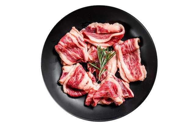Surowy bekon wołowy marmurkowaty mięso w talerzu Odizolowywający na białym tle