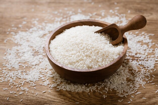 Surowy biały ryż na drewnianej desce