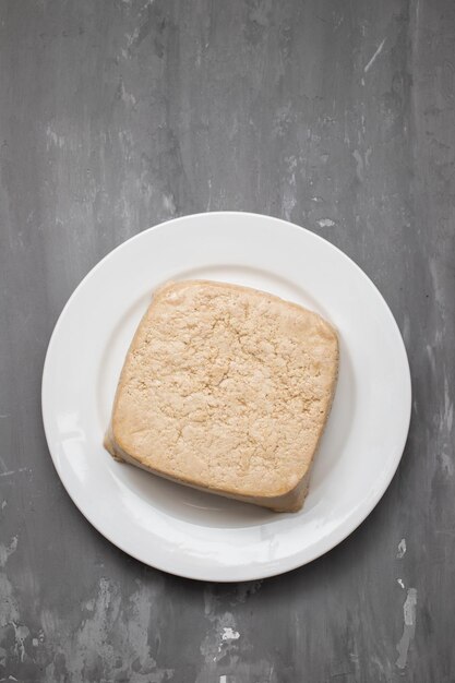 Zdjęcie surowy blok tofu na białym małym naczyniu na ceramice