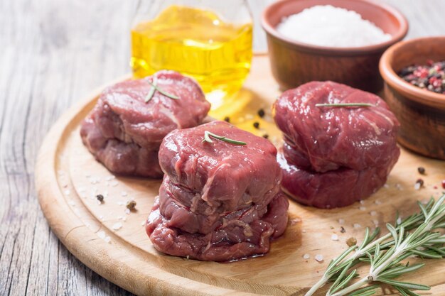 Surowy filet mignon z solą pieprzową, rozmarynem i oliwą z oliwek