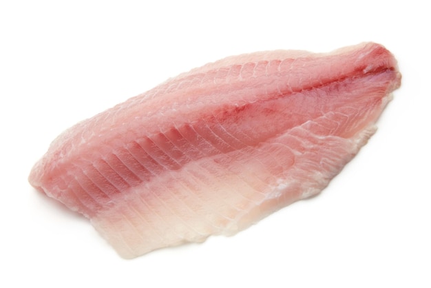 Surowy filet z białej ryby na białym tle Zdrowa żywność niskokaloryczna