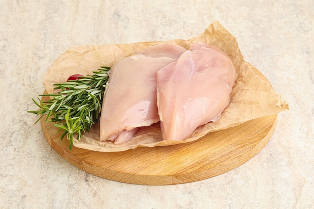 Surowy filet z piersi kurczaka do gotowania