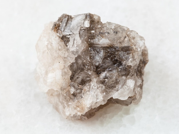 Surowy kamień z soli kamiennej Halite na białym marmurze