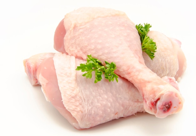 Surowy kurczaka mięso na białym tle