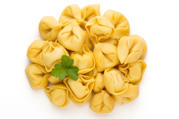 Surowy makaron domowy, tortellini z ziołami.