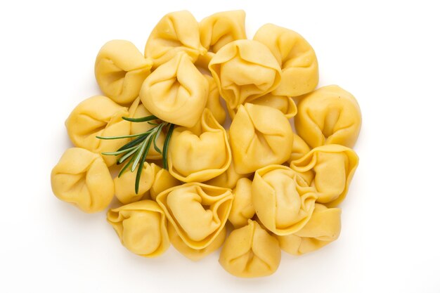 Surowy makaron domowy, tortellini z ziołami