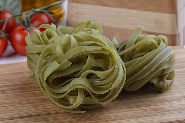 Surowy makaron tagliatelle