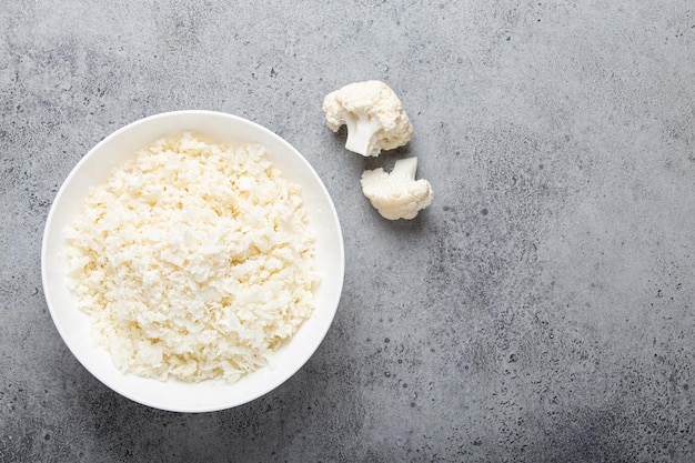 Surowy ryż z kapustą lub kuskus w białej misce zdrowo niski