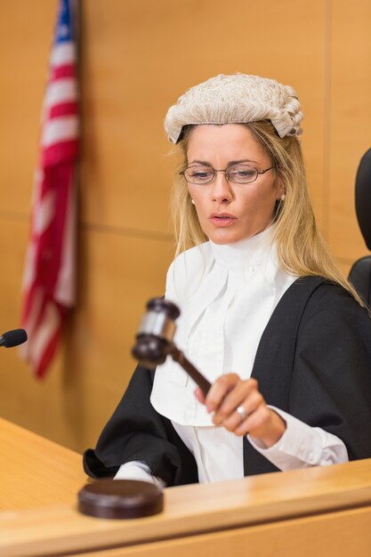 Zdjęcie surowy sędzia siedzi i słucha