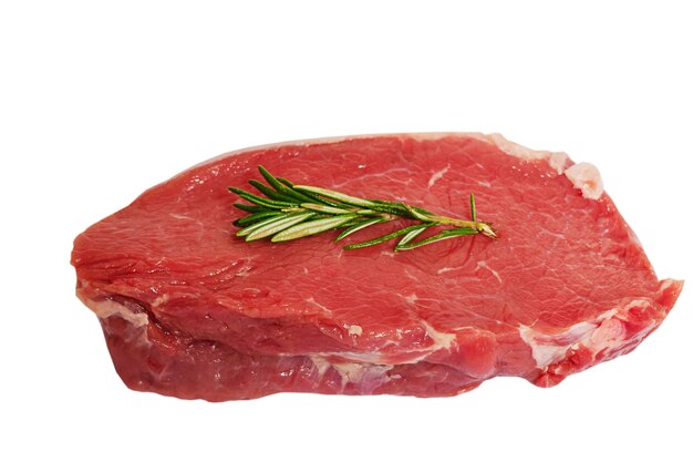 Surowy stek wołowy z rozmarynem na białym tle Mięso do gotowania