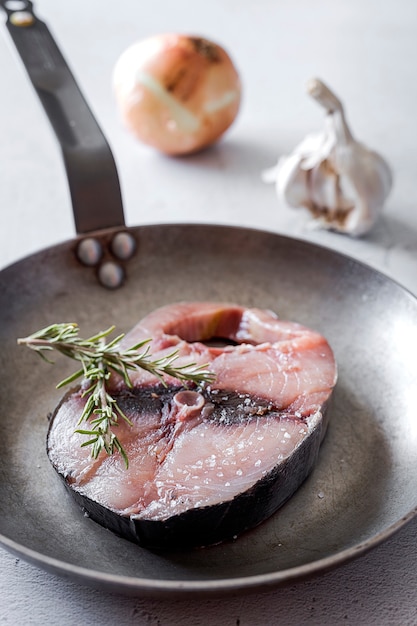 Surowy tuńczyka stek na półkowym i drewnianym stole