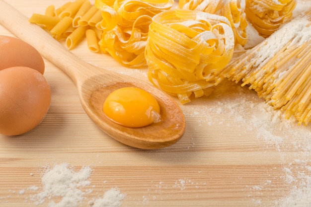 Surowy żółty włoski makaron pappardelle, fettuccine lub tagliatelle