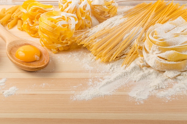 Zdjęcie surowy żółty włoski makaron pappardelle, fettuccine lub tagliatelle