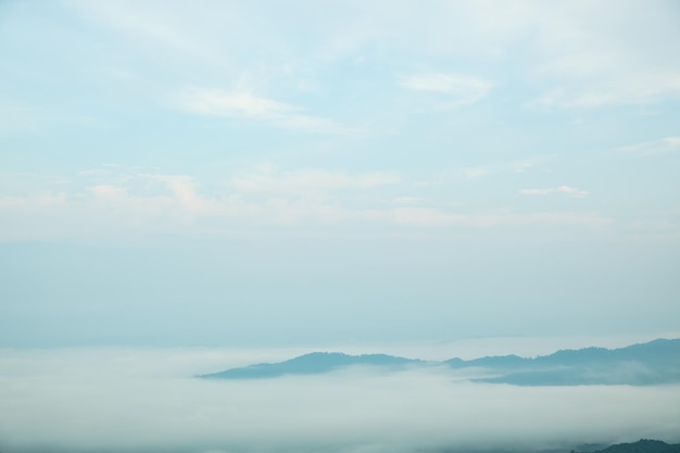 Surrealistyczny Krajobraz Rano Mglisty... Rano Chmury O Wschodzie Słońca. Krajobraz Mgły I Gór Północnej Tajlandii.