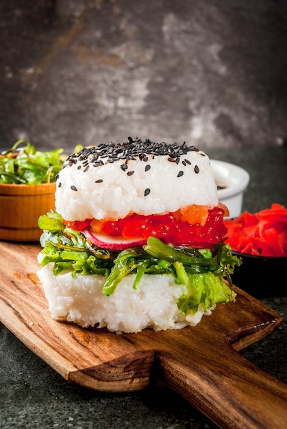 Sushi-burger, kanapka z łososiem, wakashi Hayashi, daikon, imbir, kawior czerwony