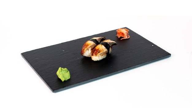 Sushi de anguila sobre tabla negra