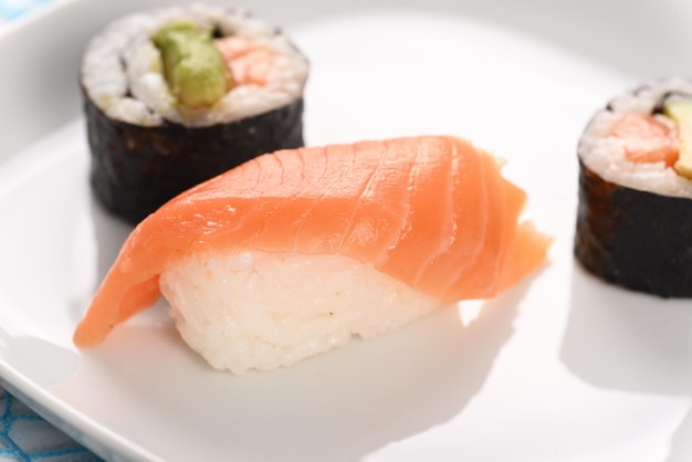 Sushi i bułki na białym talerzu