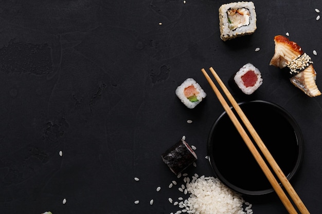 Sushi i rolki tło, miejsce na czarny, widok z góry. Zestaw do japońskiej restauracji?