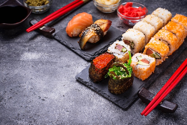 Sushi i roll na czarny stół