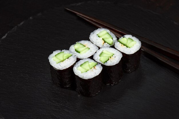 Sushi Maki rolls ogórek Świeże kawałki hosomaki z ryżem i nori Zamknij pyszne japońskie jedzenie z sushi roll