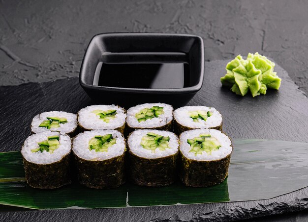 Sushi Maki toczy ogórek na kamieniu