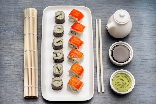 Sushi na białym talerzu Sos sojowy i wasabi w miseczkach