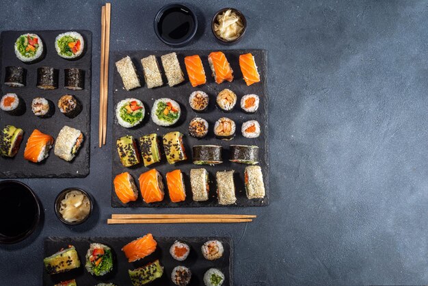 Sushi na ciemnym tle łupków