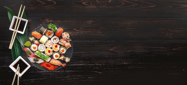 Sushi na czarnej drewnianej powierzchni