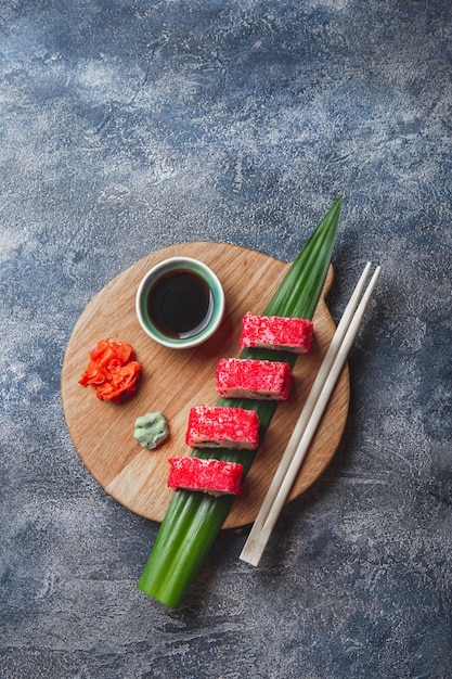 Sushi na drewnianej desce z kamiennym tłem