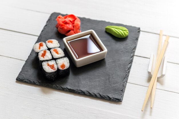 Sushi na kamiennej płycie na białym tle