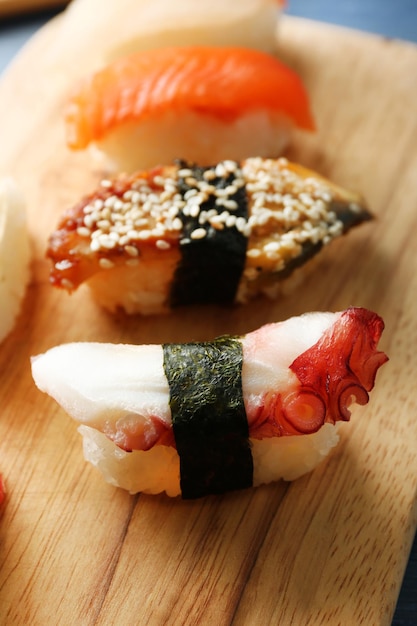 Zdjęcie sushi na pokładzie na drewnianym stole