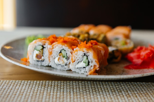 Sushi Na Talerzu Na Stole Japońskie Owoce Morza?