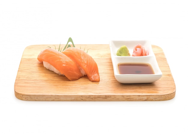 sushi nigiri z łososia - japoński styl jedzenia