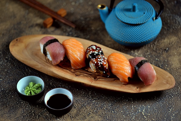 Sushi nigiri z surowym świeżym łososiem, wędzonym węgorzem i tuńczykiem.