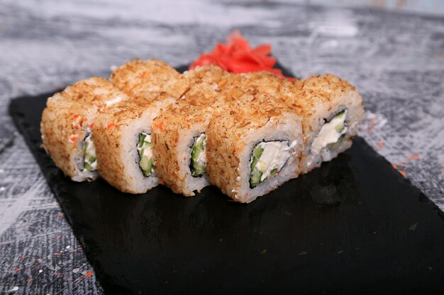Zdjęcie sushi, pałeczki, chiński imbir, wasabi, sos sojowy