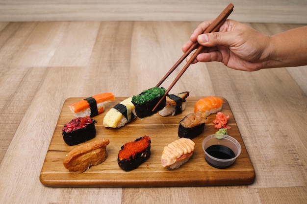 Sushi platter wybór surowej ryby i ryżu przekąski z pałeczkami