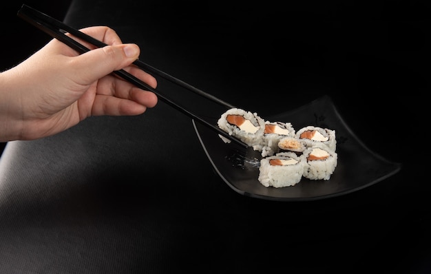 Sushi, Ręce Zbierające Sushi Przy Użyciu Hashi