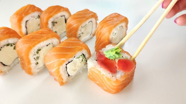 sushi roladki z łososiem i pałeczkami