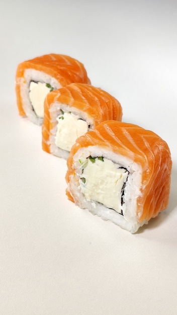 sushi roladki z łososiem