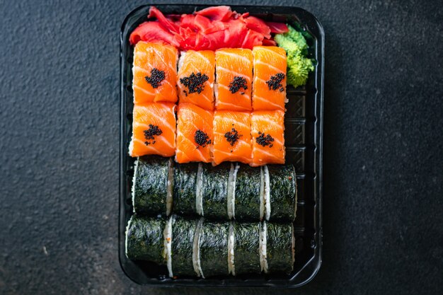 sushi rolki łosoś ryba latająca ryba ikra warzywa