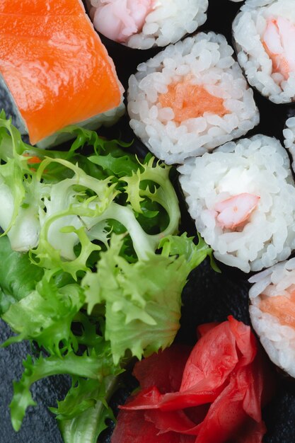 sushi rolki na ciemnym kamiennym łupku